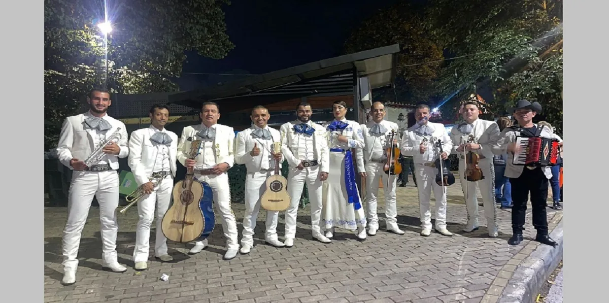 Mariachis en Medellín interpretando música tradicional mexicana